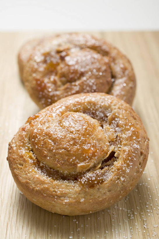 点心,面包,无人,竖图,俯视,室内,特写,白天,白色背景,桌面,桌子,阴影,环绕,围绕,反射,木制,影子,食品,面点,环抱,食物,糕点,两个,木制品,摄影,影棚,萦绕,彩图,高角度拍摄,影棚拍摄,拍摄