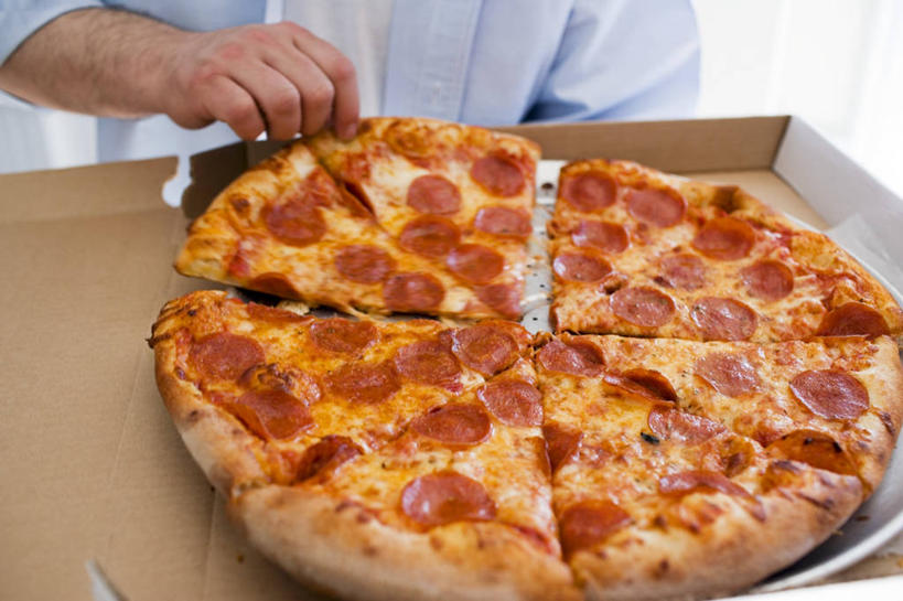 西方人,手,一个人,站,横图,俯视,室内,特写,白天,白色背景,烹饪,西餐,桌面,桌子,欧洲,欧洲人,仅一个男性,仅一个人,握,阴影,服装,反射,木制,包装,包装纸,铝箔纸,锡箔纸,影子,纸,纸盒,香肠,料理,食品,披萨,匹萨,纸张,腊肠,拿,拿着,休闲装,菜肴,美食,盒子,食物,仅一个年轻男性,一个,衣服,包装盒,木制品,快餐,站着,休闲,手部,休闲服,西式,握着,摄影,服饰,佳肴,影棚,单个,单手,包装材料,比萨,西式快餐,锡箔,垃圾食品,铝箔,意大利薄饼,男人,男性,年轻男性,白种人,站立,半身,彩图,高角度拍摄,影棚拍摄,拍摄