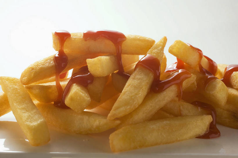 无人,横图,俯视,室内,特写,白天,白色背景,烹饪,西餐,桌面,桌子,土豆,一堆,许多,阴影,堆叠,堆积,反射,木制,影子,调料,酱料,酱汁,茄汁,佐料,料理,食品,调味品,调味料,番茄酱,薯条,酱,菜肴,美食,食物,红色,木制品,快餐,西式,摄影,佳肴,影棚,堆,西式快餐,垃圾食品,馍馍蛋,洋芋,山药蛋,马铃薯,彩图,高角度拍摄,影棚拍摄,拍摄