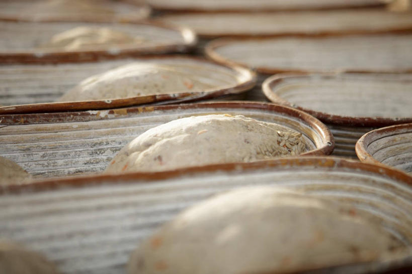 点心,面包,无人,横图,俯视,室内,特写,白天,桌面,桌子,许多,阴影,朦胧,模糊,反射,木制,粉末,影子,陶瓷,面粉,面团,食品,面点,陶瓷制品,粮食,法国面包,食物,糕点,排列,木制品,容器,碗,粉,储藏,法棍,农产品,长棍面包,储存,原材料,法式长棍面包,粉状,摆列,彩图,高角度拍摄,布列,分列,贮存