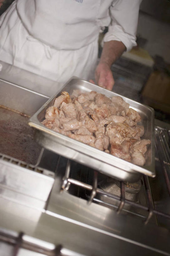 西方人,一个人,厨师,站,竖图,俯视,室内,白天,工作服,制服,餐桌,厨房,桌子,金属制品,欧洲,欧洲人,仅一个男性,仅一个人,握,朦胧,模糊,金属,烤盘,肉,拿,拿着,肉类,仅一个年轻男性,一个,站着,握着,单个,餐台,肉食,工作制服,男人,男性,年轻男性,白种人,厨师长,厨子,大厨,主厨,站立,半身,彩图,高角度拍摄,工作套服,灶间