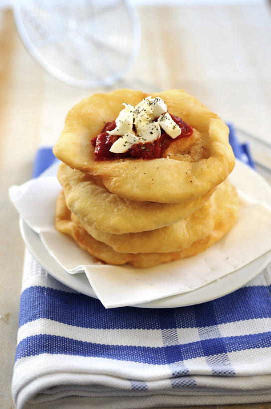 奶酪,无人,竖图,俯视,室内,特写,白天,烹饪,西餐,桌面,桌子,蔬菜,西红柿,餐具,阴影,新鲜,反射,木制,布料,碟子,盘,影子,干酪,起司,料理,食品,披萨,匹萨,芝士,营养,布纹,菜肴,美食,桌布,食物,蓝色,盘子,餐巾,木制品,碟,台布,快餐,乳酪,西式,佳肴,有机食品,绿色食品,乳制品,比萨,发酵,西式快餐,垃圾食品,意大利薄饼,保洁方巾,口布,番茄,彩图,高角度拍摄