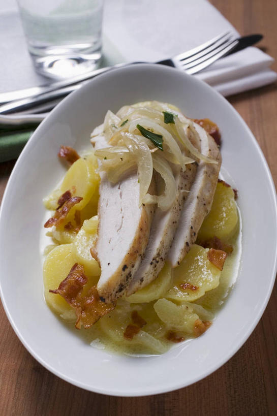 无人,竖图,俯视,室内,特写,白天,水,桌面,桌子,蔬菜,土豆,洋葱,杯子,餐具,阴影,新鲜,反射,木制,叉子,刀叉,刀子,液体,影子,陶瓷,鸡肉,肉,生食,蔬菜沙拉,沙拉,食品,陶瓷制品,一杯,色拉,饮用水,沙律,肉类,玻璃制品,食物,一个,木制品,容器,水杯,碗,矿泉水,有机食品,绿色食品,单个,色拉酱,储藏,储存,玉葱,餐刀,千岛酱,肉食,蒸馏水,餐叉,馍馍蛋,玻璃杯,进餐用具,圆葱,洋芋,洋葱头,山药蛋,球葱,马铃薯,葱头,彩图,高角度拍摄,贮存