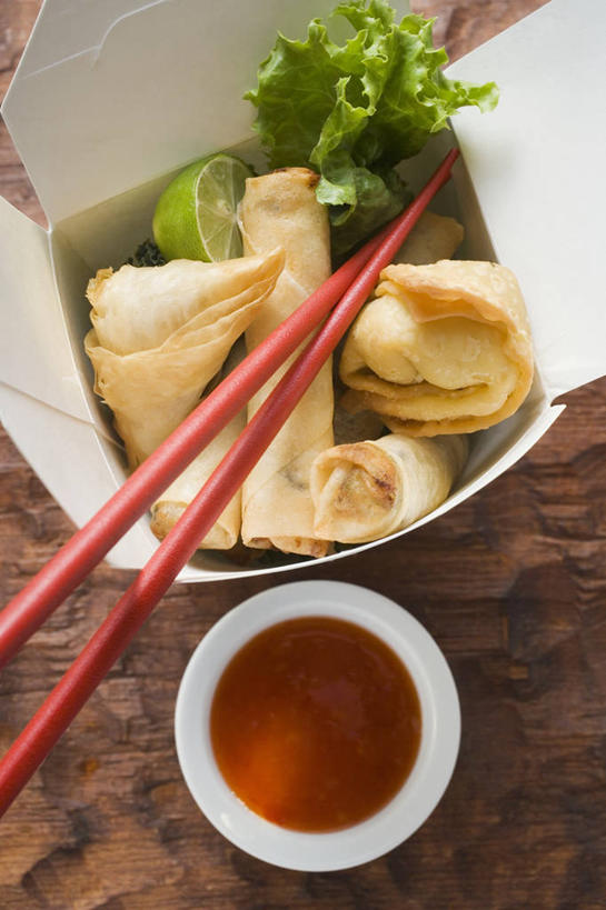 点心,无人,竖图,俯视,室内,特写,白天,筷子,桌面,桌子,餐具,叶子,一双,阴影,反射,木制,影子,纸盒,陶瓷,调料,酱料,酱汁,佐料,料理,食品,面点,绿叶,陶瓷制品,调味品,调味料,文化,传统,酱,辣酱,春卷,美食,盒子,食物,一个,包装盒,木制品,容器,碗,中式,嫩叶,单个,储藏,礼节,辣椒酱,储存,薄饼,礼仪,春饼,叶,叶片,进餐用具,彩图,高角度拍摄,贮存