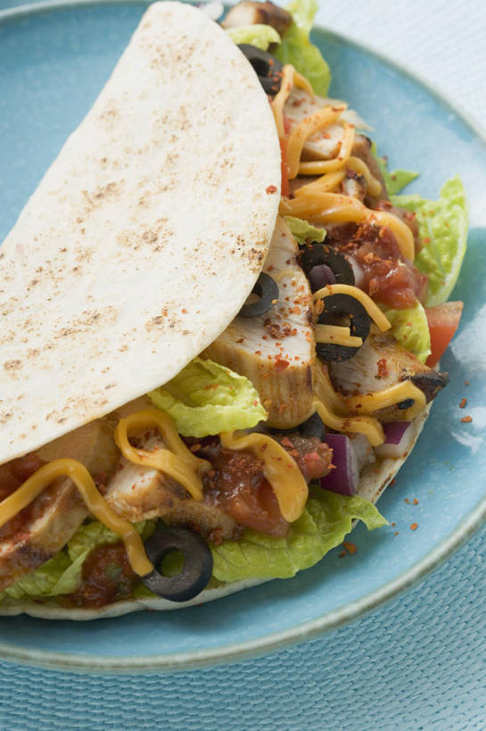 点心,无人,竖图,俯视,室内,特写,白天,桌面,桌子,椰子,蔬菜,餐具,阴影,新鲜,反射,木制,碟子,盘,影子,鸡肉,肉,食品,文化,饼,小吃,肉类,食物,糕点,一个,蓝色,盘子,木制品,碟,甜食,有机食品,绿色食品,单个,肉食,玉米饼,大椰,胥余,椰瓢,越王头,彩图,高角度拍摄