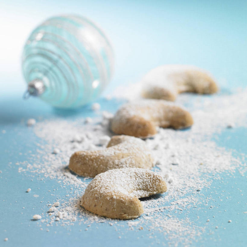 点心,无人,方图,俯视,室内,特写,白天,桌面,桌子,圣诞节,一排,阴影,蓝色背景,节日,庆祝,整齐,装饰,反射,木制,挂饰,影子,调料,食品,糖,圣诞球,调味品,曲奇,调味料,文化,球,食物,排列,一个,蓝色,木制品,饼干,零食,四个,庆典,球体,摄影,影棚,单个,纪念,华丽,修饰,点缀,队列,曲奇饼,曲奇饼干,衬托,美观,雅致,雅观,彩图,高角度拍摄,影棚拍摄,拍摄