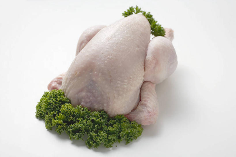 无人,横图,俯视,室内,特写,白天,白色背景,桌面,桌子,鸡,芹菜,蔬菜,阴影,新鲜,反射,木制,影子,鸡肉,肉,食品,肉类,家禽,食物,一只,动物,木制品,摄影,牲畜,有机食品,绿色食品,荷兰芹,欧芹,香芹,影棚,肉食,法香,巴西利,洋香菜,洋芫荽,法国香菜,旱芹菜,番荽,彩图,高角度拍摄,影棚拍摄,拍摄