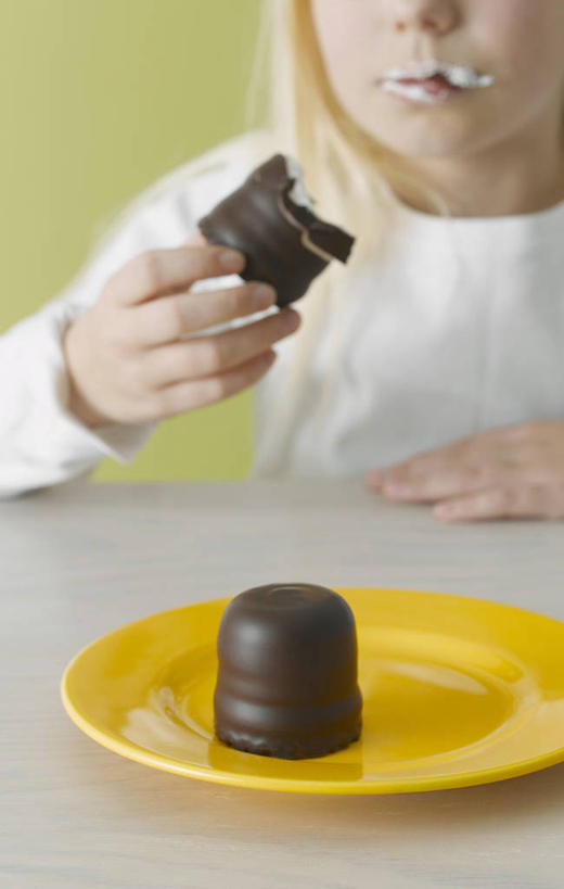 西方人,儿童,脸,头,脸颊,手,一个人,坐,吃,竖图,俯视,室内,特写,白天,纯洁,桌面,桌子,餐具,欧洲,欧洲人,仅一个女性,仅一个人,握,绿色背景,阴影,服装,反射,木制,碟子,盘,影子,食品,糖,糖果,甜点,甜品,拿,拿着,休闲装,肩膀,食物,两个,小孩,衣服,黄色,白色,盘子,木制品,碟,甜食,巧克力,仅一个小孩,休闲,手部,休闲服,可爱,童年,童趣,握着,摄影,服饰,影棚,朱古力,单手,童真,烂漫,无邪,胡葵,戎葵,蜀葵,卫足葵,一丈红,天真,女孩,女人,女性,白种人,孩子,头部,脸部,脸蛋,面部,嚼,食,坐着,半身,彩图,高角度拍摄,影棚拍摄,拍摄,女生