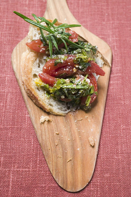 点心,面包,无人,竖图,俯视,室内,特写,白天,烹饪,西餐,桌面,桌子,蔬菜,西红柿,小番茄,厨具,金属制品,阴影,红色背景,新鲜,反射,金属,木制,影子,料理,食品,面点,锅铲,菜肴,美食,食物,糕点,木制品,西式,摄影,佳肴,有机食品,绿色食品,影棚,烹饪用具,牛皮菜,厚皮菜,厚合菜,莙达菜,莙荙菜,根达菜,恭菜,观达菜,小西红柿,樱桃小番茄,珍珠小番茄,烹调用具,樱桃番茄,圣女果,番茄,烹调,彩图,高角度拍摄,影棚拍摄,拍摄