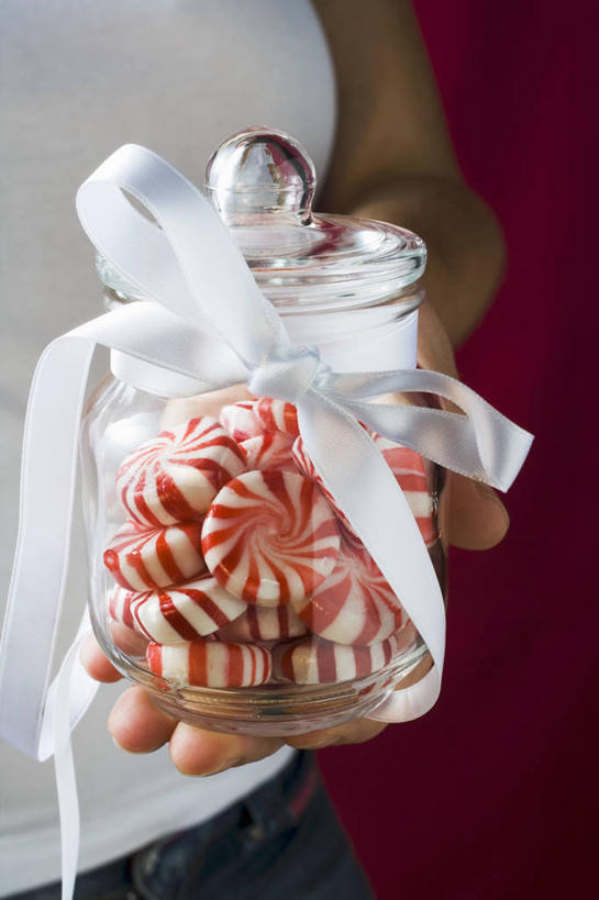 西方人,手,一个人,站,捧,竖图,室内,特写,白天,正面,玻璃,欧洲,欧洲人,仅一个年轻女性,仅一个女性,仅一个人,一堆,许多,阴影,堆叠,堆积,红色背景,服装,反射,丝绸,丝带,影子,食品,糖,糖果,甜点,甜品,缎带,休闲装,玻璃制品,绸带,食物,衣服,白色,玻璃瓶,瓶子,甜食,站着,休闲,手部,休闲服,摄影,服饰,影棚,堆,单手,硬糖,广口瓶,年轻女性,女人,女性,白种人,端,端着,捧着,手捧,站立,半身,彩图,影棚拍摄,拍摄