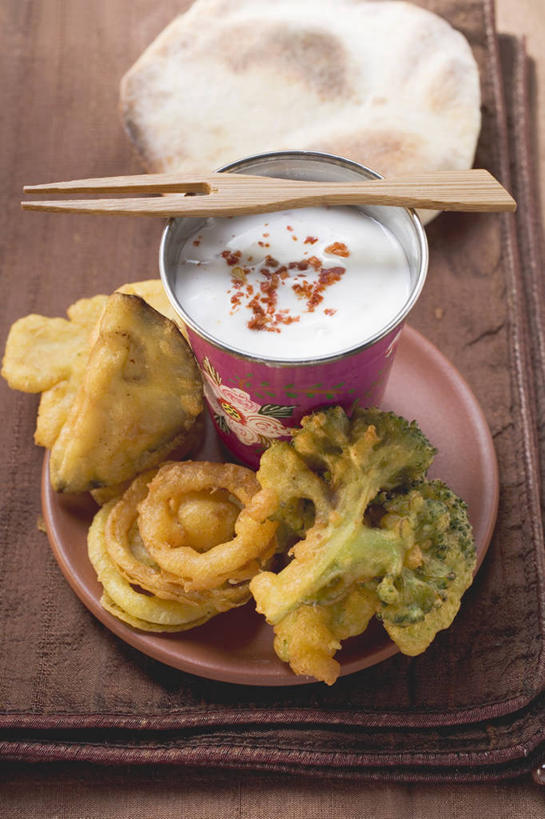 咖啡,无人,竖图,俯视,室内,特写,白天,幸福,桌面,桌子,蔬菜,洋葱,杯子,餐具,一把,一堆,许多,阴影,堆叠,堆积,新鲜,反射,木制,叉子,碟子,盘,影子,花菜,花椰菜,西兰花,油炸,卡布奇诺,食品,娱乐,食物,饮料,盘子,木制品,纸制品,碟,享受,休闲,温馨,放松,乐趣,有机食品,绿色食品,纸杯,堆,椰菜花,提神,舒适,一次性杯子,玉葱,醒脑,餐叉,软饮料,卡布奇诺咖啡,甘蓝花,进餐用具,圆葱,洋葱头,球葱,葱头,彩图,高角度拍摄