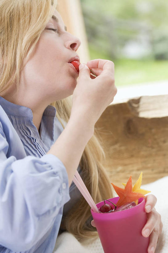 果汁,西方人,儿童,一个人,坐,闭眼,吃,竖图,室外,白天,白色背景,侧面,纯洁,植物,杯子,水果,欧洲,欧洲人,仅一个男性,仅一个人,握,阴影,服装,朦胧,模糊,新鲜,反射,影子,塑料,生食,食品,果实,饮品,一杯,拿,拿着,休闲装,树,树木,食物,饮料,小孩,衣服,粉色,绿色,自然,塑料制品,吸管,杨桃,仅一个小孩,休闲,休闲服,可爱,童年,童趣,握着,摄影,服饰,有机食品,绿色食品,影棚,生长,成长,塑料杯,五敛子,空心,三廉子,阳桃,洋桃,可口,童真,烂漫,无邪,饮管,适口,天真,男孩,男人,男性,白种人,孩子,闭眼睛,闭着眼,闭着眼睛,嚼,食,坐着,半身,彩图,影棚拍摄,拍摄,男生,圆柱状