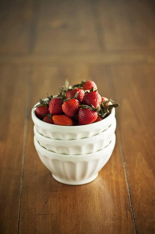 无人,竖图,俯视,室内,特写,白天,桌面,桌子,草莓,浆果,水果,一堆,一排,许多,阴影,堆叠,堆积,新鲜,整齐,反射,木制,影子,陶瓷,生食,食品,果实,陶瓷制品,食物,排列,三个,木制品,容器,碗,有机食品,绿色食品,储藏,堆,储存,队列,洋莓,水果皇后,红莓,地莓,彩图,高角度拍摄,贮存