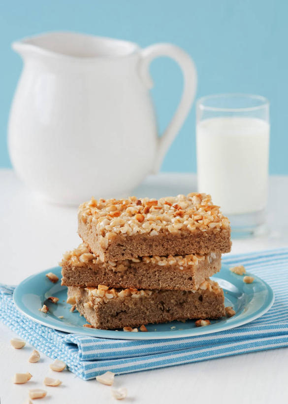 点心,牛奶,无人,竖图,俯视,室内,特写,白天,植物,餐桌,桌子,豆,花生,杯子,餐具,阴影,朦胧,模糊,反射,碟子,罐子,盘,影子,陶瓷,豆类,豆子,食品,坚果,陶瓷制品,饮品,一杯,营养,玻璃制品,食物,饮料,三个,盘子,瓶子,水杯,碟,饼干,零食,长生果,餐台,乳制品,奶,牛乳,花生仁,豆科,安神,落花生,落生,玻璃杯,花生米,花生豆,彩图,高角度拍摄