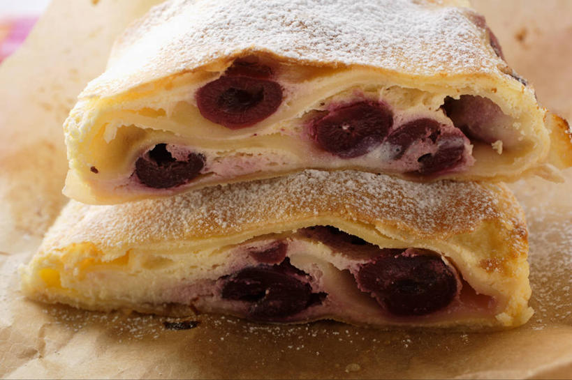 点心,无人,横图,俯视,室内,特写,白天,下午茶,餐桌,桌子,樱桃,水果,两块,一块,切开,阴影,新鲜,反射,木制,粉末,影子,调料,生食,食品,糖,甜点,甜品,果实,案板,调味品,调味料,砧板,食物,糕点,木制品,甜食,切,粉,有机食品,绿色食品,餐台,剖面,切面,粉状,粉剂,樱珠,莺桃,英桃,楔桃,牛桃,荆桃,彩图,高角度拍摄