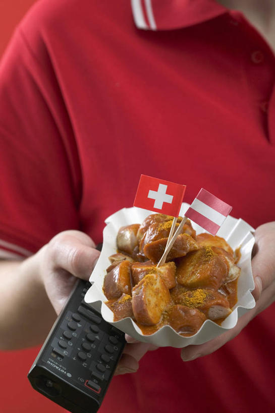 咖哩,西方人,手,一个人,竖图,俯视,室内,特写,白天,烹饪,零件,电路,欧洲,欧洲人,双手,仅一个男性,仅一个人,一堆,关闭,握,堆叠,堆积,服装,英文,标志,文字,字符,陶瓷,字母,调料,肉,香肠,料理,食品,陶瓷制品,腊肠,调味品,拿,调味料,拿着,休闲装,标识,猪肉,咖喱,菜肴,美食,肉类,开关,食物,仅一个年轻男性,一个,衣服,红色,按钮,容器,碗,遥控器,打开,休闲,手部,休闲服,握着,服饰,佳肴,单个,储藏,堆,英文字母,开启,储存,肉食,豚肉,闭合,男人,男性,年轻男性,白种人,半身,彩图,高角度拍摄,贮存