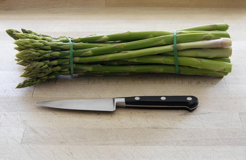 无人,横图,俯视,室内,特写,白天,餐桌,桌子,芦笋,蔬菜,金属制品,一把,一排,许多,阴影,新鲜,整齐,反射,金属,工具,影子,食品,刀具,很多,食物,排列,绿色,刀,有机食品,绿色食品,餐台,堆,队列,菜刀,切菜刀,猪尾巴,药鸡豆子,石刁柏,蚂蚁杆,龙须菜,狼尾巴根,彩图,高角度拍摄