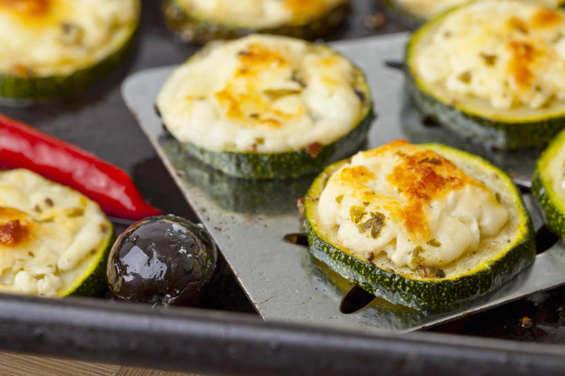 奶酪,无人,横图,俯视,室内,特写,白天,餐桌,桌子,辣椒,蔬菜,餐具,阴影,朦胧,模糊,新鲜,反射,碟子,盘,影子,肉,干酪,起司,食品,西葫芦,芝士,营养,猪肉,肉类,食物,一个,盘子,碟,乳酪,白瓜,有机食品,绿色食品,单个,餐台,乳制品,发酵,肉食,辣角,红海椒,大椒,辣虎,广椒,豚肉,茭瓜,辣子,红辣椒,海椒,番椒,彩图,高角度拍摄