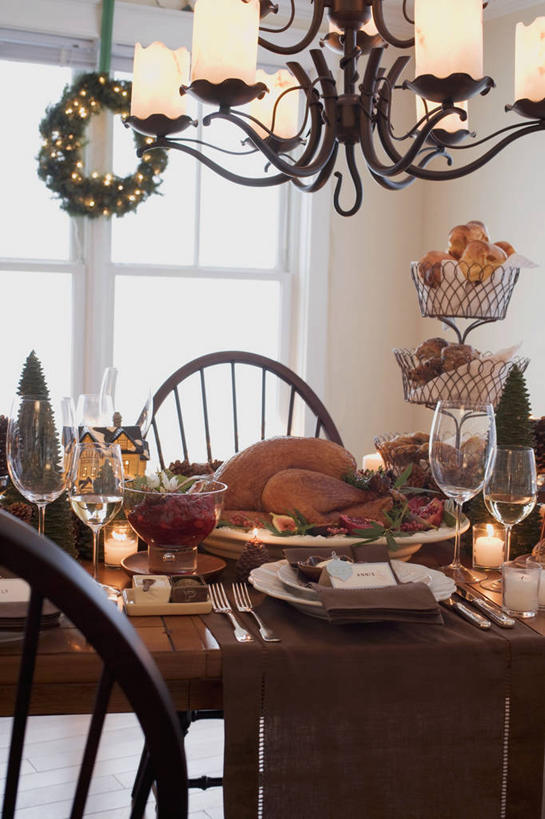 无人,竖图,室内,白天,正面,餐桌,窗户,桌子,餐具,椅子,照明,圣诞节,阴影,节日,庆祝,光线,碟子,盘,影子,陶瓷,木椅,墙,灯光,鸡肉,肉,陶瓷制品,火鸡,文化,肉类,吊灯,玻璃窗,墙壁,墙面,灯,盘子,容器,灯具,碟,碗,庆典,餐台,纪念,储藏,照亮,照明设备,储存,肉食,彩图,贮存