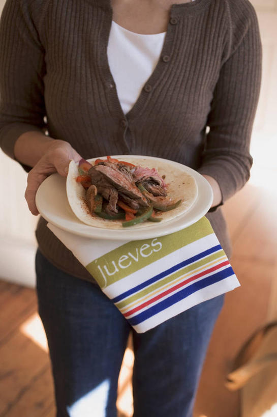 西方人,一个人,站,捧,竖图,俯视,室内,白天,烹饪,西餐,蔬菜,餐具,欧洲,欧洲人,仅一个年轻女性,仅一个女性,仅一个人,阴影,服装,裤子,新鲜,反射,碟子,盘,影子,鸡肉,肉,料理,食品,牛仔裤,休闲装,菜肴,美食,肉类,食物,一个,衣服,盘子,餐巾,碟,快餐,站着,休闲,休闲服,西式,服饰,佳肴,有机食品,绿色食品,单个,肉食,鸡肉卷,西式快餐,保洁方巾,口布,年轻女性,女人,女性,白种人,端,端着,捧着,手捧,站立,半身,彩图,高角度拍摄