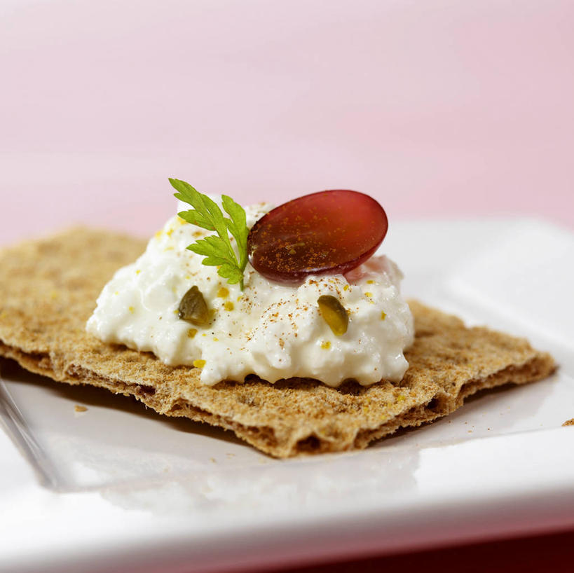 点心,奶酪,无人,横图,俯视,室内,特写,白天,餐桌,桌子,葡萄,餐具,水果,叶子,阴影,粉色背景,新鲜,装饰,反射,碟子,盘,影子,调料,酱料,酱汁,生食,佐料,干酪,起司,食品,果实,绿叶,调味品,芝士,营养,调味料,酱,食物,一个,盘子,碟,饼干,零食,嫩叶,乳酪,摄影,有机食品,绿色食品,影棚,单个,餐台,华丽,修饰,点缀,配菜,乳制品,发酵,衬托,美观,雅致,雅观,叶,叶片,山葫芦,蒲桃,草龙珠,彩图,高角度拍摄,影棚拍摄,拍摄