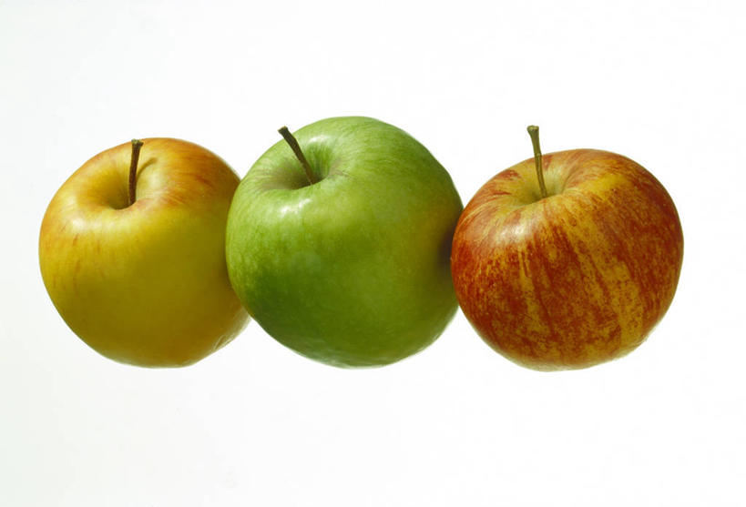 无人,横图,俯视,室内,特写,白天,白色背景,餐桌,桌子,苹果,水果,一排,阴影,新鲜,整齐,反射,影子,生食,食品,果实,食物,排列,三个,黄色,红色,绿色,摄影,有机食品,绿色食品,影棚,餐台,队列,彩图,高角度拍摄,影棚拍摄,拍摄