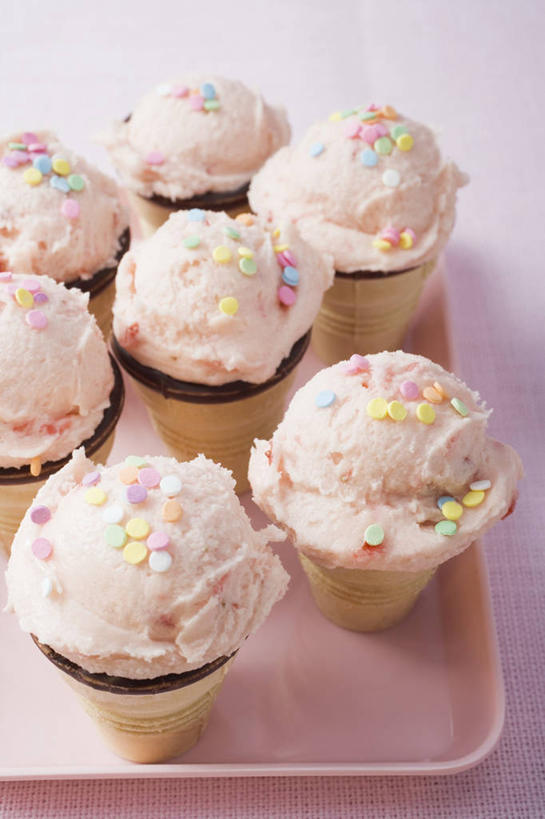 无人,竖图,俯视,室内,特写,白天,餐桌,桌子,草莓,浆果,餐具,水果,阴影,粉色背景,新鲜,装饰,反射,碟子,盘,影子,生食,食品,冰激凌,果实,清凉,食物,一个,盘子,碟,冷饮,巧克力,舒服,冰淇淋,摄影,有机食品,绿色食品,影棚,单个,餐台,朱古力,华丽,修饰,解暑,点缀,解渴,雪糕,舒爽,衬托,美观,雅致,雅观,冰糕,消暑,七彩米,七彩糖针,巧克力针,朱古力针,洋莓,水果皇后,红莓,地莓,彩图,高角度拍摄,影棚拍摄,拍摄