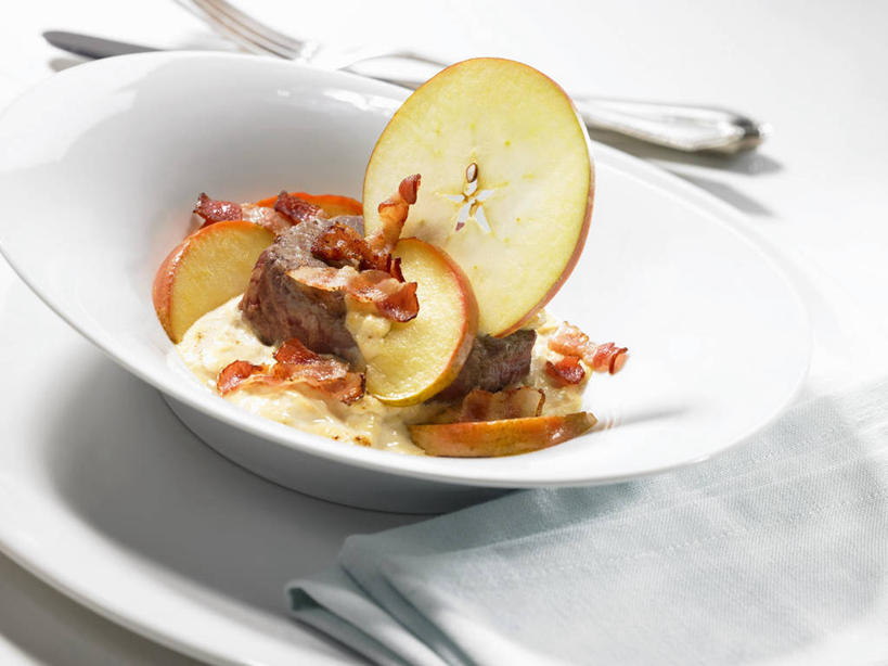 无人,横图,俯视,室内,特写,白天,餐桌,桌子,苹果,餐具,水果,切开,阴影,朦胧,模糊,新鲜,反射,叉子,刀叉,刀子,碟子,盘,影子,陶瓷,肉,生食,牛肉,食品,果实,陶瓷制品,肉类,食物,盘子,容器,碟,碗,切,四个,有机食品,绿色食品,餐台,储藏,储存,餐刀,剖面,肉食,餐叉,切面,进餐用具,彩图,高角度拍摄,贮存