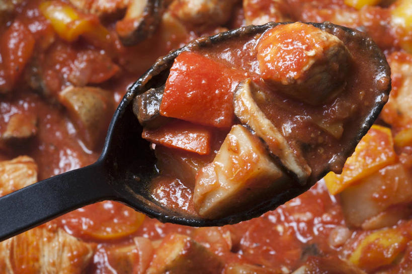 无人,横图,俯视,室内,特写,白天,餐桌,桌子,辣椒,蔬菜,阴影,新鲜,反射,影子,勺子,调料,鸡肉,酱料,酱汁,肉,香肠,佐料,食品,腊肠,调味品,调味料,酱,肉类,食物,一个,调羹,汤匙,有机食品,绿色食品,单个,餐台,肉食,辣角,红海椒,大椒,辣虎,广椒,辣子,红辣椒,海椒,番椒,彩图,高角度拍摄