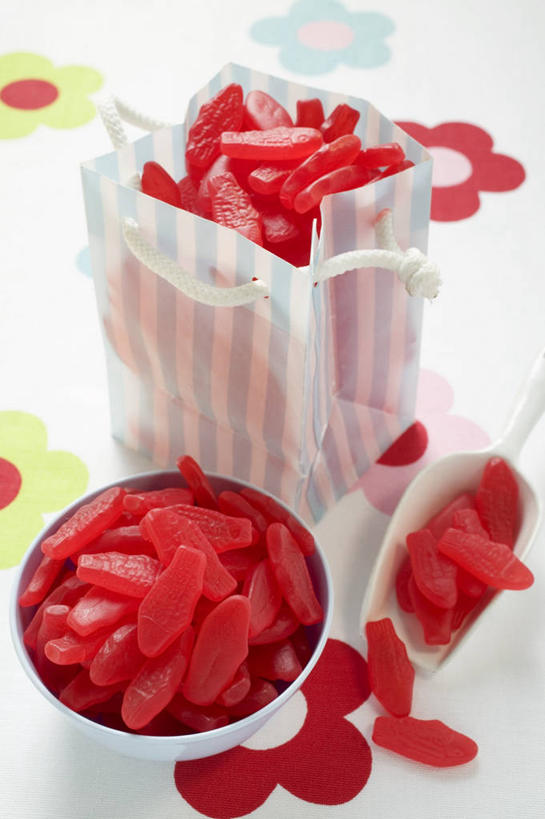 无人,竖图,俯视,室内,特写,白天,白色背景,餐桌,桌子,礼盒,礼物,一堆,许多,阴影,堆叠,堆积,反射,影子,纸盒,陶瓷,食品,糖,糖果,甜点,甜品,陶瓷制品,软糖,很多,盒子,食物,红色,包装盒,容器,礼品盒,碗,甜食,摄影,礼品,影棚,餐台,储藏,堆,储存,彩图,高角度拍摄,影棚拍摄,拍摄,贮存