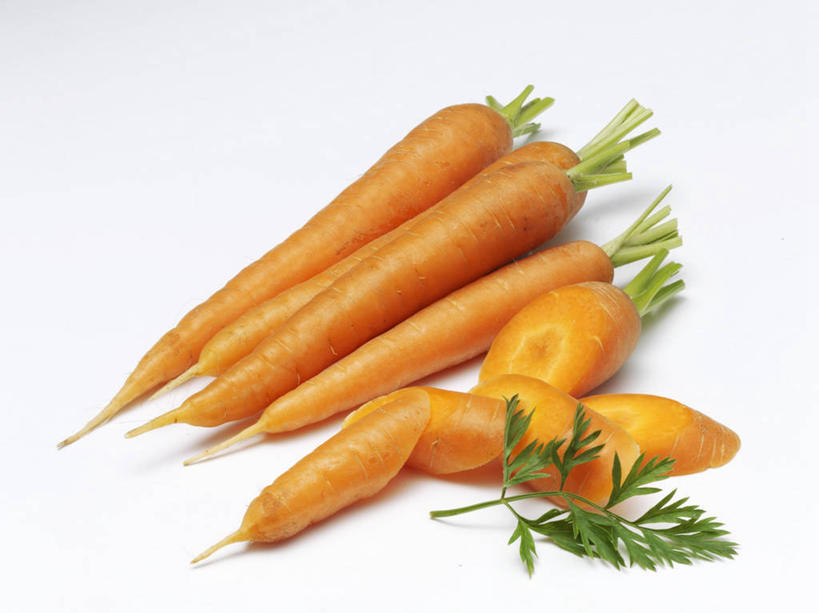 无人,横图,俯视,室内,特写,白天,白色背景,餐桌,桌子,萝卜,胡萝卜,蔬菜,叶子,许多,切开,阴影,新鲜,反射,影子,食品,绿叶,很多,食物,绿色,切,橙色,嫩叶,摄影,有机食品,绿色食品,影棚,餐台,剖面,切面,叶,叶片,红萝卜,甘荀,彩图,高角度拍摄,影棚拍摄,拍摄