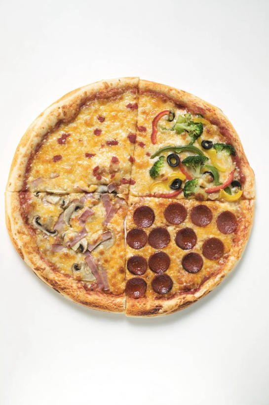 无人,竖图,俯视,室内,特写,白天,白色背景,烹饪,西餐,餐桌,桌子,切开,阴影,反射,影子,肉,料理,食品,披萨,匹萨,火腿,猪肉,菜肴,美食,肉类,食物,腌制,排列,快餐,切,西式,摄影,佳肴,影棚,餐台,比萨,剖面,肉食,西式快餐,垃圾食品,切面,意大利薄饼,豚肉,摆列,熏制,火肉,兰熏,猪腿,彩图,高角度拍摄,影棚拍摄,拍摄,布列,分列