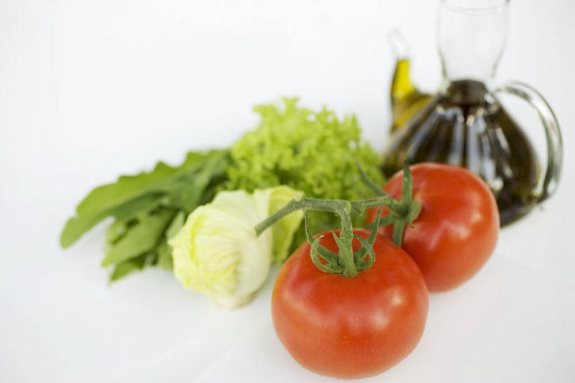无人,横图,俯视,室内,特写,白天,白色背景,餐桌,桌子,蔬菜,西红柿,阴影,新鲜,反射,罐子,影子,生菜,莴苣,食用油,油,橄榄油,食品,玻璃制品,食物,一个,红色,绿色,玻璃瓶,瓶子,摄影,有机食品,绿色食品,影棚,单个,餐台,植物油,芝麻菜,春菜,鹅仔菜,莴仔菜,千金菜,德国芥菜,火箭生莱,芸芥,芝麻叶,紫花南芥,叶用莴苣,番茄,彩图,高角度拍摄,影棚拍摄,拍摄