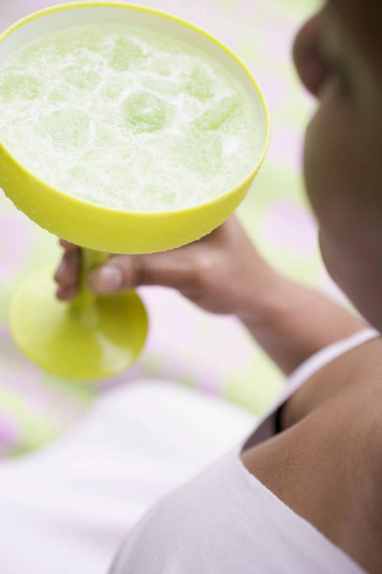 西方人,脸,头,脸颊,手,一个人,站,竖图,俯视,室内,特写,白天,杯子,吊带,欧洲,非洲,黑人,欧洲人,仅一个年轻女性,仅一个女性,仅一个人,握,服装,朦胧,模糊,高脚杯,冰,冰块,酒类,一杯,拿,拿着,吊带衫,文化,冷冻,玻璃制品,酒,饮料,一个,衣服,酒杯,鸡尾酒,站着,手部,寒冷,调酒,握着,服饰,冷藏,单个,单手,冰冷,创造,衣着,穿着,想象,保鲜,鸡尾酒杯,衣饰,年轻女性,女人,女性,非洲人,头部,脸部,脸蛋,面部,玻璃杯,站立,半身,彩图,高角度拍摄