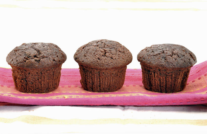 点心,无人,横图,俯视,室内,特写,白天,白色背景,下午茶,餐桌,桌子,三块,一排,阴影,整齐,反射,影子,食品,食物,糕点,排列,餐巾,摄影,影棚,餐台,队列,保洁方巾,口布,彩图,高角度拍摄,影棚拍摄,拍摄,蛋糕