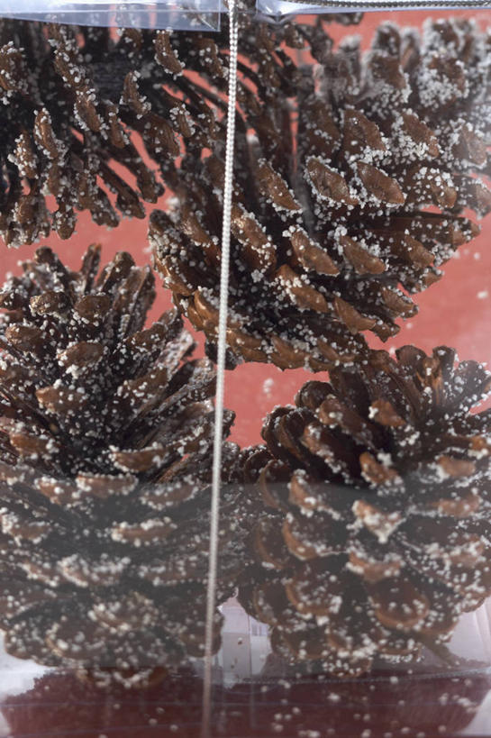 无人,竖图,俯视,室内,特写,白天,餐桌,桌子,礼盒,礼物,圣诞节,阴影,节日,庆祝,反射,影子,纸盒,坚果,果实,松果,文化,盒子,包装盒,礼品盒,干果,庆典,礼品,餐台,纪念,松塔,彩图,高角度拍摄