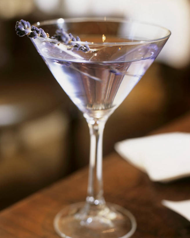 无人,竖图,俯视,室内,特写,白天,爱情,餐桌,桌子,杯子,阴影,朦胧,模糊,盛开,反射,高脚杯,影子,酒类,一杯,浪漫,花蕾,玻璃制品,酒,花,花瓣,花朵,鲜花,饮料,一个,酒杯,香草,花苞,花蕊,薰衣草,单个,餐台,呼吸,灵香草,黄香草,鸡尾酒杯,奇迹,玻璃杯,彩图,高角度拍摄