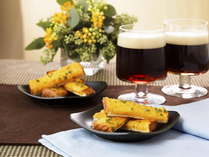 奶酪,红酒,葡萄酒,无人,横图,俯视,室内,特写,白天,餐桌,桌子,杯子,餐具,阴影,装饰,盛开,反射,碟子,高脚杯,盘,影子,干酪,起司,红酒杯,酒类,芝士,营养,花蕾,玻璃制品,酒,花,花瓣,花朵,鲜花,饮料,盘子,酒杯,碟,花苞,花蕊,四个,红葡萄酒,乳酪,餐台,华丽,修饰,点缀,乳制品,葡萄酒杯,发酵,衬托,美观,雅致,雅观,玻璃杯,彩图,高角度拍摄