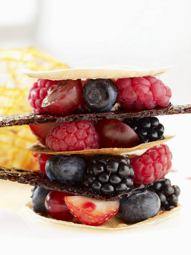 点心,无人,竖图,俯视,室内,特写,白天,白色背景,餐桌,桌子,草莓,浆果,蓝莓,水果,阴影,新鲜,反射,粘稠,影子,桑葚,桑椹,调料,生食,食品,糖,果实,调味品,调味料,食物,饼干,零食,覆盆子,摄影,有机食品,绿色食品,影棚,餐台,糖浆,山莓,树莓,三月泡,四月泡,山抛子,刺葫芦,悬钩子,馒头菠,高脚菠,龙船泡,泡儿刺,黏稠,浓厚,洋莓,水果皇后,山都柿,蓝浆果,蓝靛果,红莓,地莓,彩图,高角度拍摄,影棚拍摄,拍摄