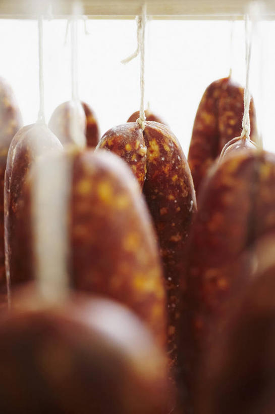 无人,竖图,俯视,室内,特写,白天,餐桌,桌子,许多,吊挂,悬挂,阴影,朦胧,模糊,反射,影子,肉,香肠,腊肠,很多,挂,猪肉,肉类,红色,餐台,肉食,豚肉,彩图,高角度拍摄