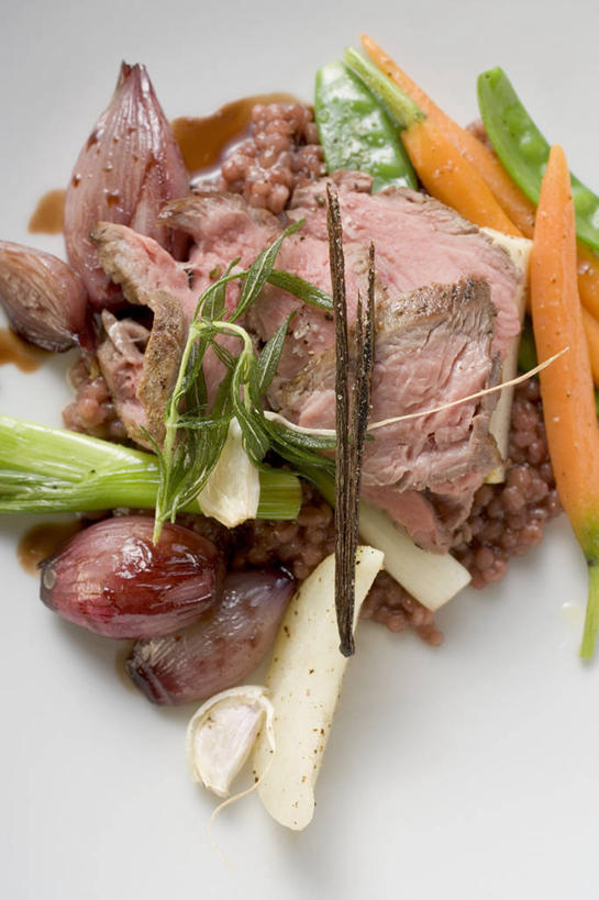 无人,竖图,俯视,室内,特写,白天,白色背景,烹饪,西餐,植物,桌面,桌子,萝卜,胡萝卜,蔬菜,餐具,阴影,新鲜,反射,木制,碟子,盘,影子,豆类,豆子,豌豆,肉,牛肉,料理,食品,荷兰豆,菜肴,美食,肉类,食物,一个,盘子,木制品,碟,西式,摄影,佳肴,有机食品,绿色食品,影棚,单个,雪豆,肉食,豆科,寒豆,毕豆,麻累,国豆,小寒豆,麦豌豆,红萝卜,甘荀,彩图,高角度拍摄,影棚拍摄,拍摄