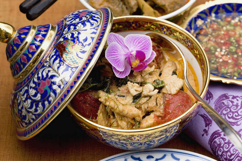 咖哩,无人,横图,俯视,室内,特写,白天,烹饪,桌面,桌子,餐具,纺织品,阴影,装饰,盛开,反射,木制,布,碟子,盖子,盘,影子,勺子,陶瓷,调料,鸡肉,肉,料理,食品,石斛,陶瓷制品,织物,调味品,调味料,泰式,花蕾,咖喱,菜肴,美食,肉类,泰国料理,花,花瓣,花朵,鲜花,食物,一个,盘子,木制品,容器,调羹,碟,汤匙,碗,花苞,花蕊,佳肴,单个,储藏,华丽,修饰,布匹,点缀,储存,肉食,衬托,美观,雅致,雅观,石斛兰,金钗石斛,泰菜,泰国菜,泰式料理,卡其布,彩图,高角度拍摄,贮存