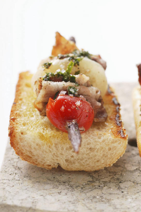 点心,面包,无人,竖图,俯视,室内,特写,白天,白色背景,烹饪,西餐,桌面,桌子,蔬菜,西红柿,小番茄,阴影,新鲜,反射,木制,影子,肉,芝麻,三明治,料理,食品,面点,法国面包,猪肉,菜肴,美食,肉类,竹签,食物,糕点,木制品,快餐,西式,摄影,佳肴,有机食品,绿色食品,影棚,法棍,长棍面包,五花肉,肉食,西式快餐,三文治,豚肉,取食签,法式长棍面包,脂麻,胡麻,白麻,巨胜子,油麻,肋条肉,三层肉,小西红柿,樱桃小番茄,珍珠小番茄,樱桃番茄,圣女果,番茄,彩图,高角度拍摄,影棚拍摄,拍摄