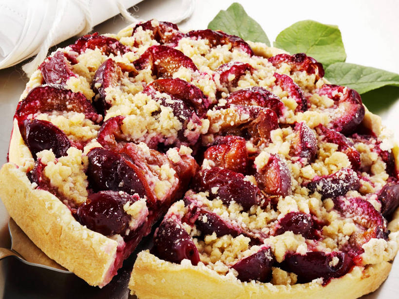 点心,无人,横图,俯视,室内,特写,白天,下午茶,植物,桌面,桌子,李子,水果,叶子,阴影,朦胧,模糊,新鲜,反射,木制,纹理,影子,生食,食品,果实,绿叶,蛋挞,食物,糕点,绿色,木制品,嫩叶,有机食品,绿色食品,肌理,红李,鸡血李,杏李,蛋塔,叶,叶片,叶脉,彩图,高角度拍摄