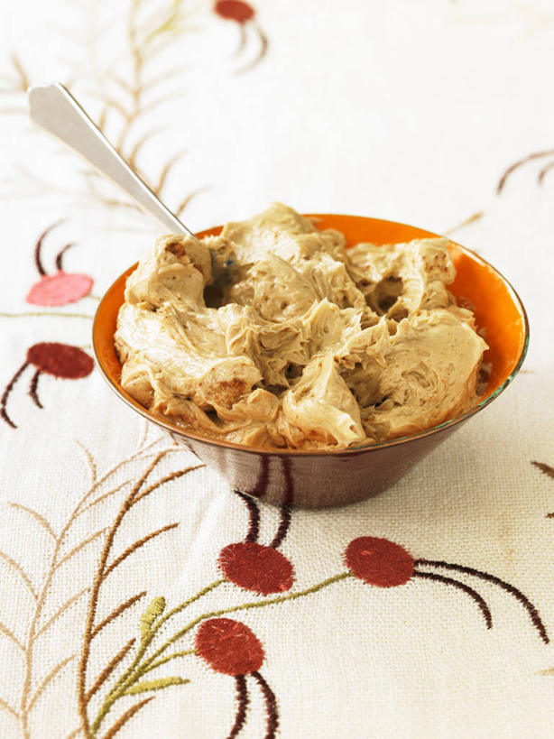 点心,无人,竖图,俯视,室内,特写,白天,桌面,桌子,阴影,反射,木制,布料,影子,陶瓷,调味,香料,佐料,黄油,食品,甜点,甜品,陶瓷制品,肉桂,布纹,桌布,食物,糕点,一个,餐巾,木制品,容器,台布,碗,甜食,奶油,单个,储藏,配料,乳制品,储存,白脱油,桂皮,作料,官桂,牡桂,筒桂,香桂,玉桂,激凌,克林姆,淇淋,乳脂,彩图,高角度拍摄,贮存