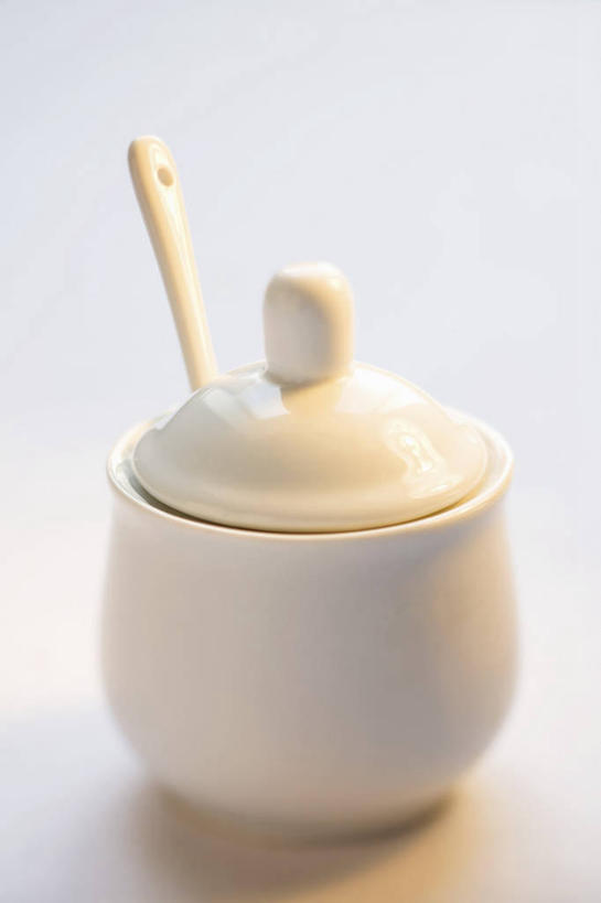 无人,竖图,俯视,室内,特写,白天,白色背景,桌面,桌子,阴影,反射,木制,罐子,影子,勺子,陶瓷,调料,糖,陶瓷制品,调味品,调味料,一个,木制品,瓶子,调羹,汤匙,摄影,影棚,单个,彩图,高角度拍摄,影棚拍摄,拍摄