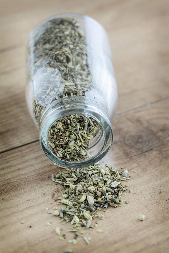 无人,竖图,俯视,室内,特写,白天,植物,桌面,桌子,玻璃,阴影,反射,木制,影子,草药,药草,中药,玻璃制品,一个,玻璃瓶,木制品,瓶子,单个,药材,中草药,广口瓶,中药材,本草,彩图,高角度拍摄