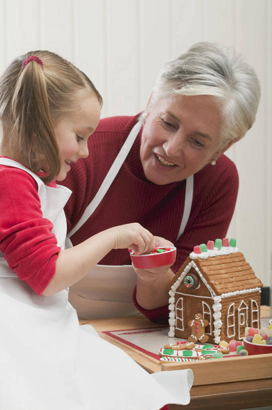 点心,西方人,儿童,老年人,两个人,家庭,祖母,家,站,笑,微笑,露齿笑,竖图,室内,特写,白天,正面,纯洁,别墅,桌面,桌子,欧洲,圣诞节,欧洲人,弯腰,握,阴影,服装,节日,庆祝,反射,木制,影子,房屋,屋子,公寓,食品,甜点,拿,拿着,注视,休闲装,文化,洋房,楼房,住宅,食物,糕点,小孩,衣服,木制品,饼干,甜食,零食,观察,看,站着,庆典,休闲,温暖,温馨,一家人,休闲服,可爱,童年,童趣,握着,服饰,奶奶,观看,纪念,祖孙,和睦,察看,关注,童真,烂漫,无邪,姜饼,外婆,外孙女,外祖母,弯身,德式姜饼,天真,老年女性,女孩,女人,女性,白种人,孩子,孙女,站立,半身,彩图,房子,融洽,女生