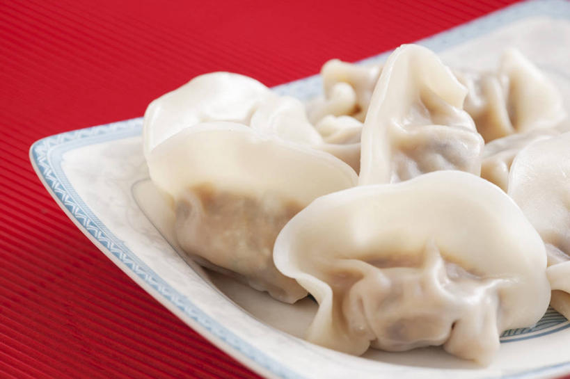 点心,馄饨,面食,无人,横图,俯视,室内,特写,白天,桌面,桌子,蔬菜,餐具,阴影,红色背景,新鲜,反射,木制,碟子,盘,影子,肉,料理,食品,面点,美食,肉类,食物,一个,盘子,木制品,碟,中式,摄影,有机食品,绿色食品,影棚,单个,肉食,扁肉,彩图,高角度拍摄,影棚拍摄,拍摄