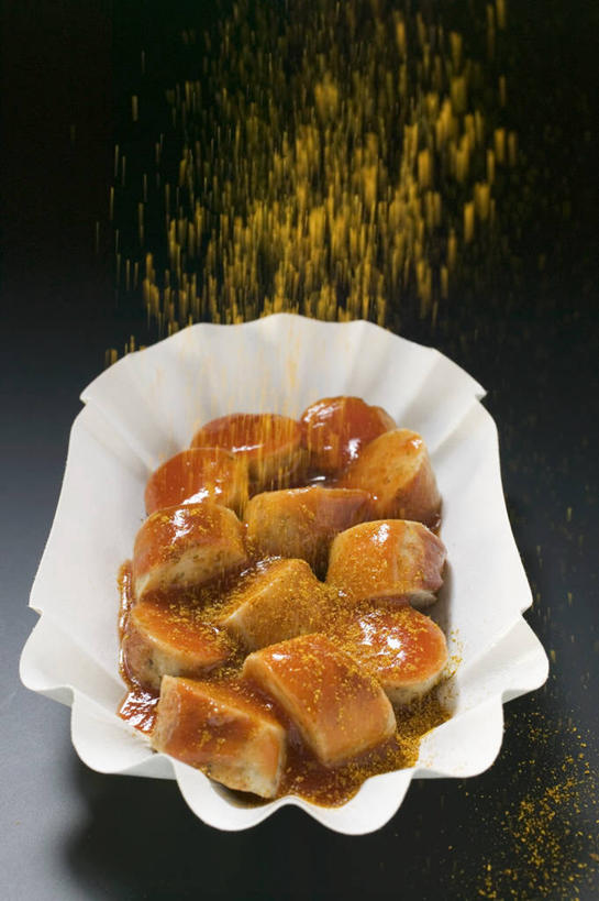 咖哩,无人,竖图,俯视,室内,特写,白天,烹饪,西餐,桌面,桌子,蔬菜,西红柿,餐具,阴影,新鲜,反射,木制,碟子,盘,影子,调料,酱料,酱汁,茄汁,肉,香肠,佐料,料理,食品,腊肠,调味品,调味料,番茄酱,猪肉,酱,咖喱,菜肴,美食,肉类,食物,一个,盘子,木制品,碟,西式,佳肴,有机食品,绿色食品,单个,肉食,豚肉,番茄,彩图,高角度拍摄